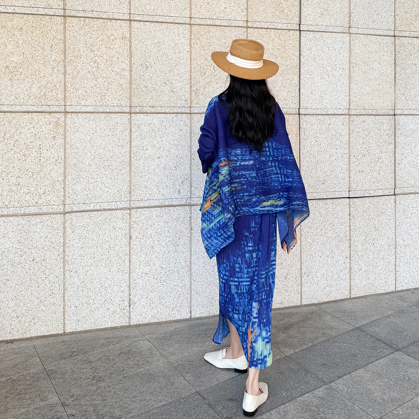 프린트 불규칙 티셔츠와 플리츠 스트레이트 스커트가 포함된 루즈핏 오버사이즈 여성 세트 – 2025 가을 신상 여성 의류