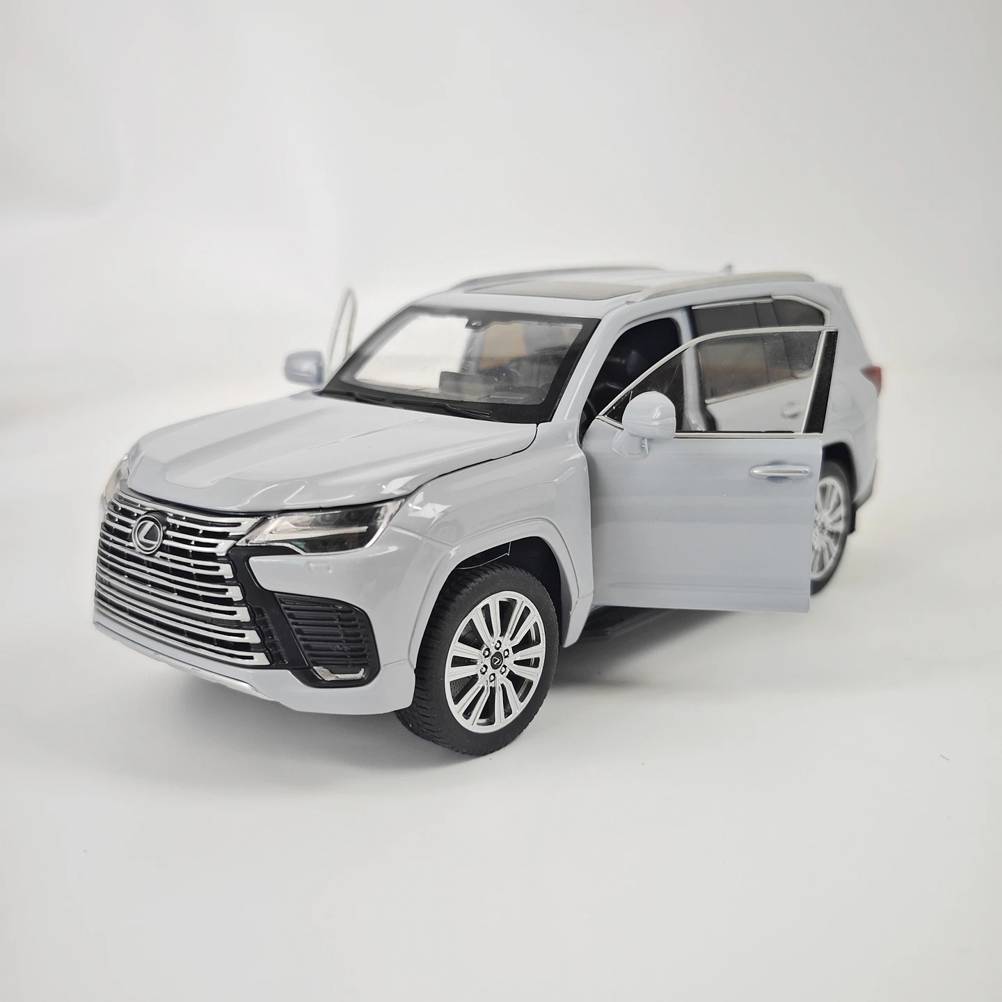 1/24 Lexus LX 2024 alloy car model, doors and engine hood, trunk can be opened with sound and light, off-road vehicle view 3