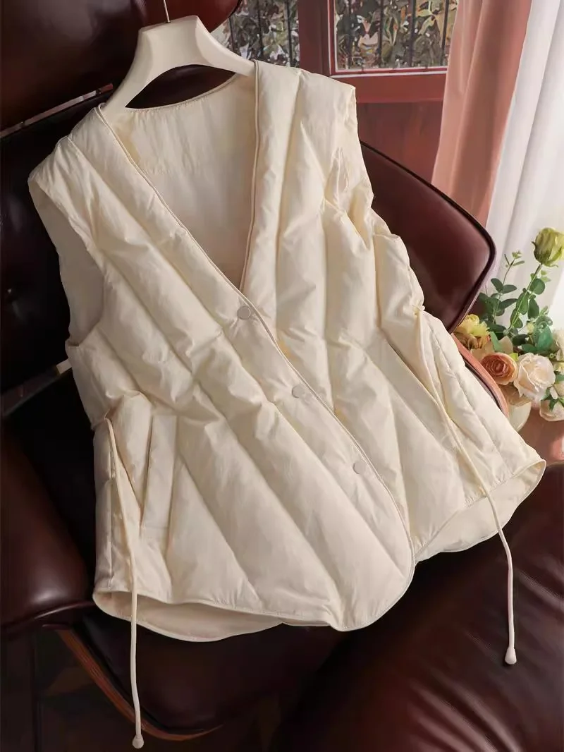 

2025 Новый китайский осенне-зимний пуховый жилет, женский короткий модный жилет со шнуровкой на талии 90, белый утиный пуховик, повседневное пальто w351