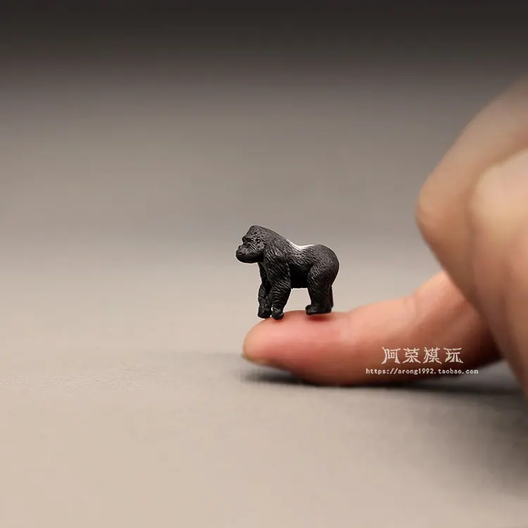 نماذج حيوانات برية مصغرة ذات مناظر طبيعية صغيرة بحجم الجيب. تماثيل غوريلا صغيرة على شكل كسل فضي. المقتنيات المصغرة.