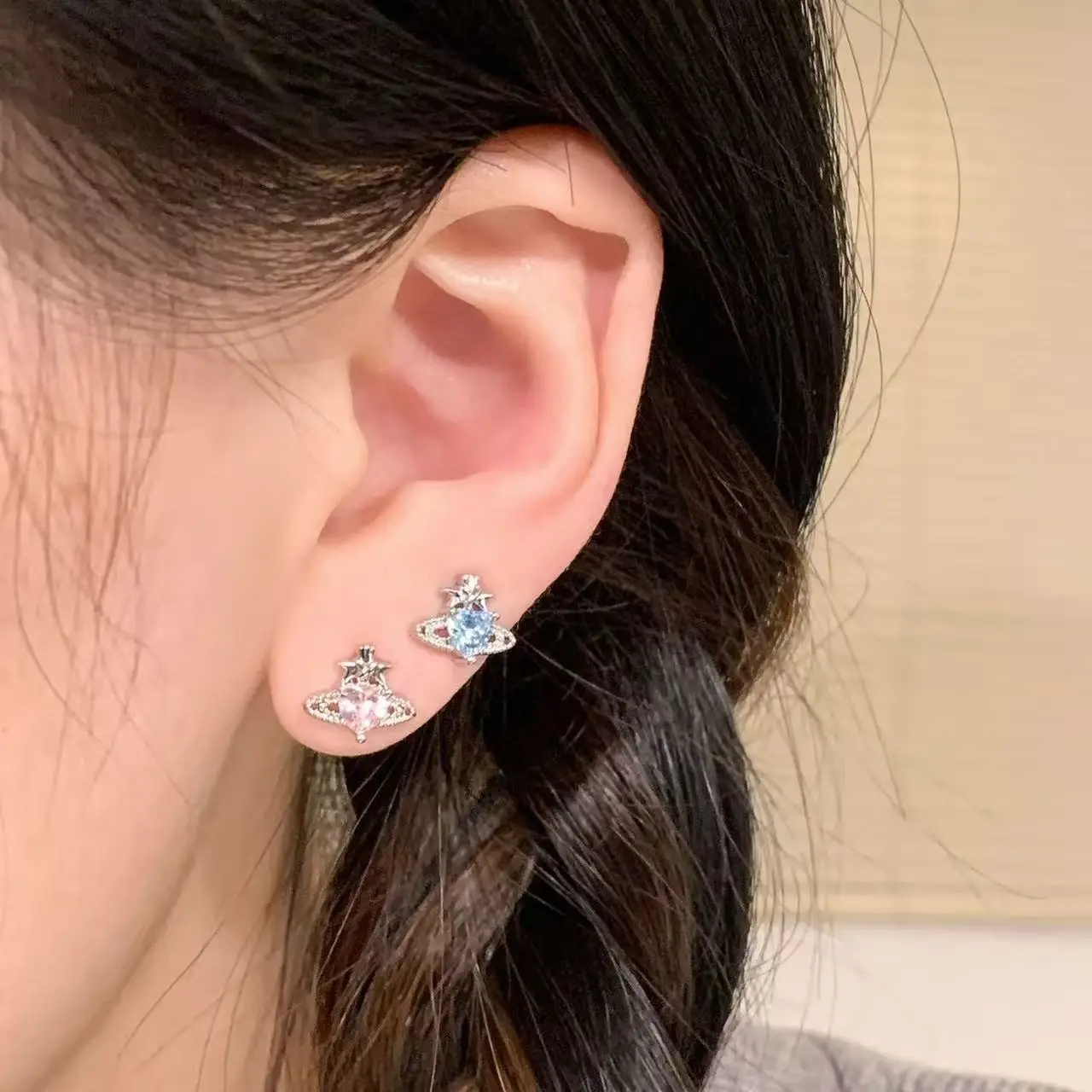 Pendientes versátiles de alta gama, pendientes Saturno, pendientes de pentagrama de acero de titanio medicinal, pendientes cochleares, lujo ligero