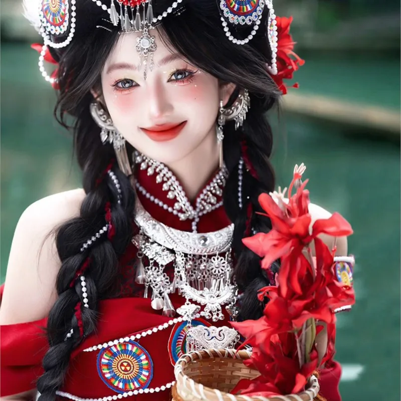 Neue exotische Kleidungsfotografie, nationale rote Mädchenset-Reise