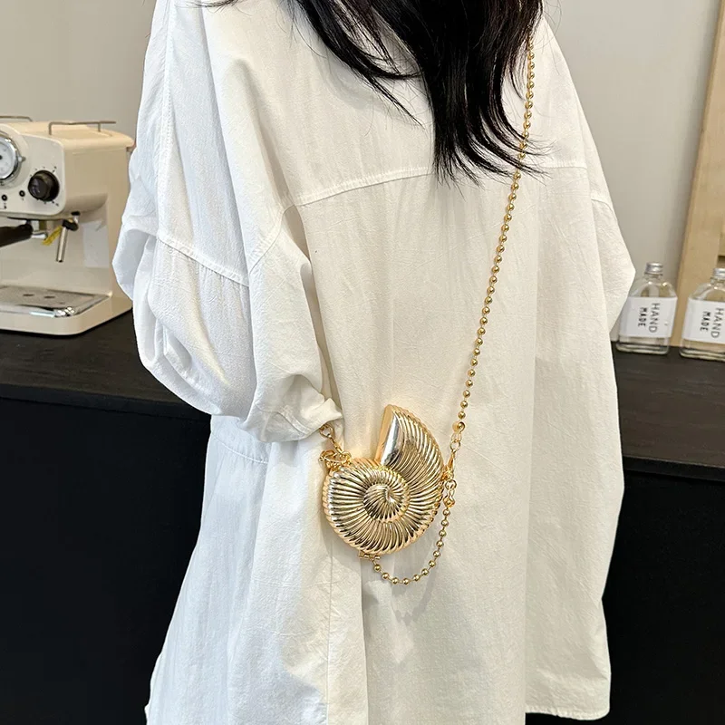 Simple Conch Dinner Bag Women\'s Shoulder Messenger Crossbody Bag Fun Personality Metal Chain Clutch Acrylic Shell Phone Bags Hot
