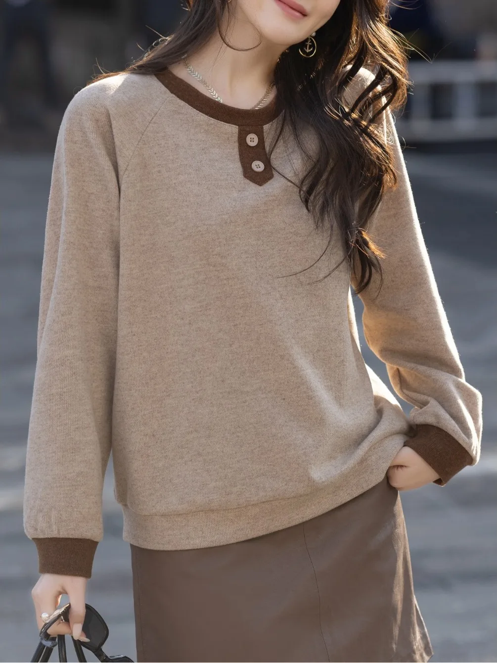 

Женская повседневная свободная толстовка с эффектом флиса и пэчворком, весна 2026, новый стиль, универсальный топ, удобный, с длинным рукавом, круглый вырез