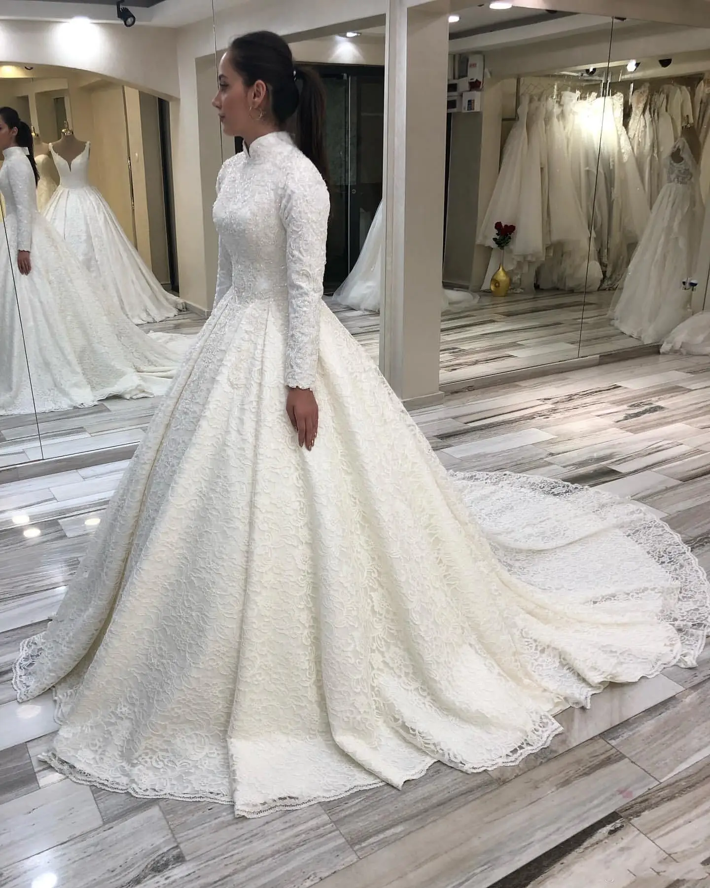 Personalizado Popular cuello alto Apliques De encaje bata De Mariee A-Line vestidos De novia tren De barrido mangas largas boda musulmana