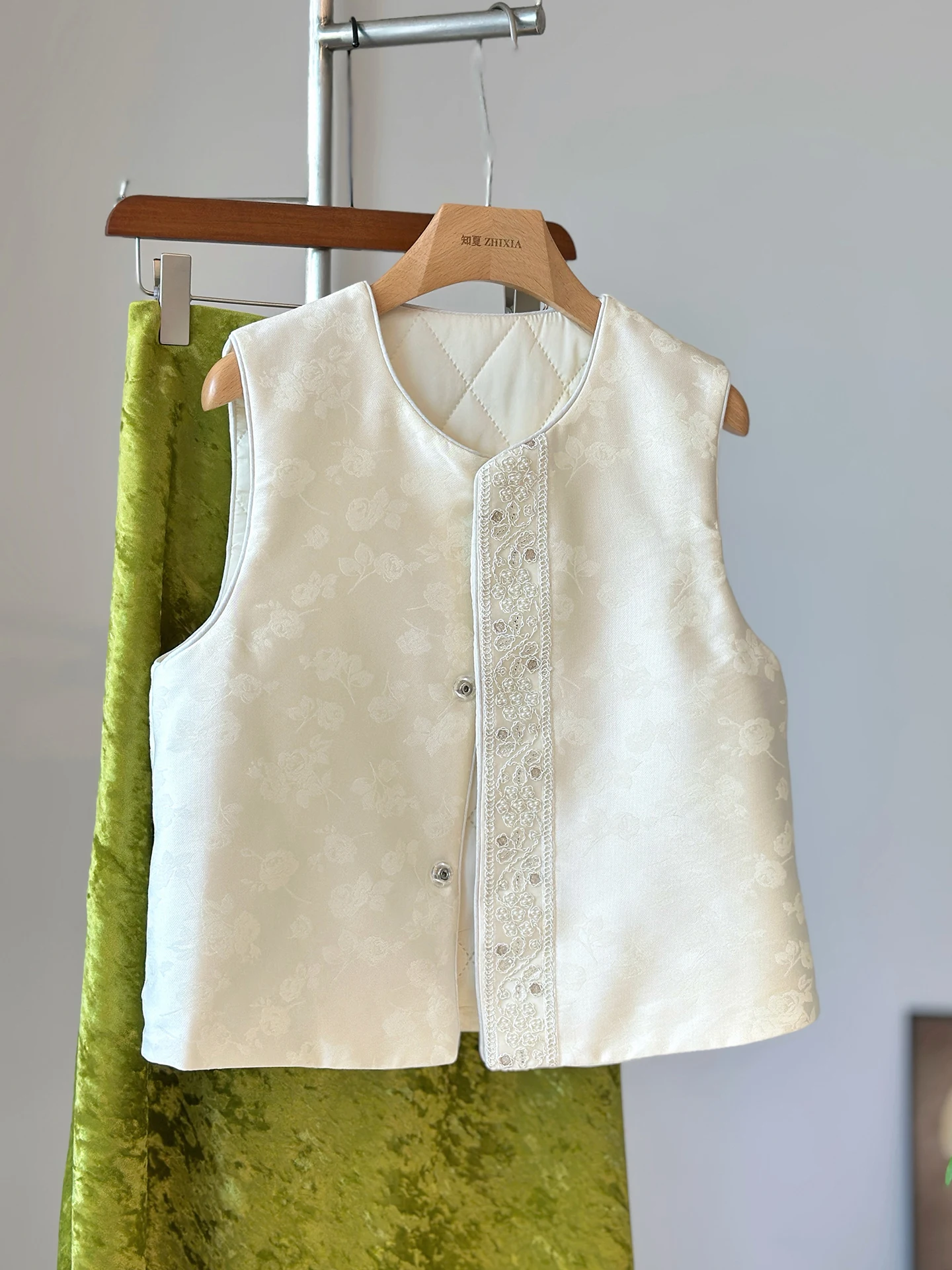 

High-Grade White National Style Satin Jacquard New Chinese Quilted Vest Outer Wear round Neck Embroidery Thickening Improve Suit