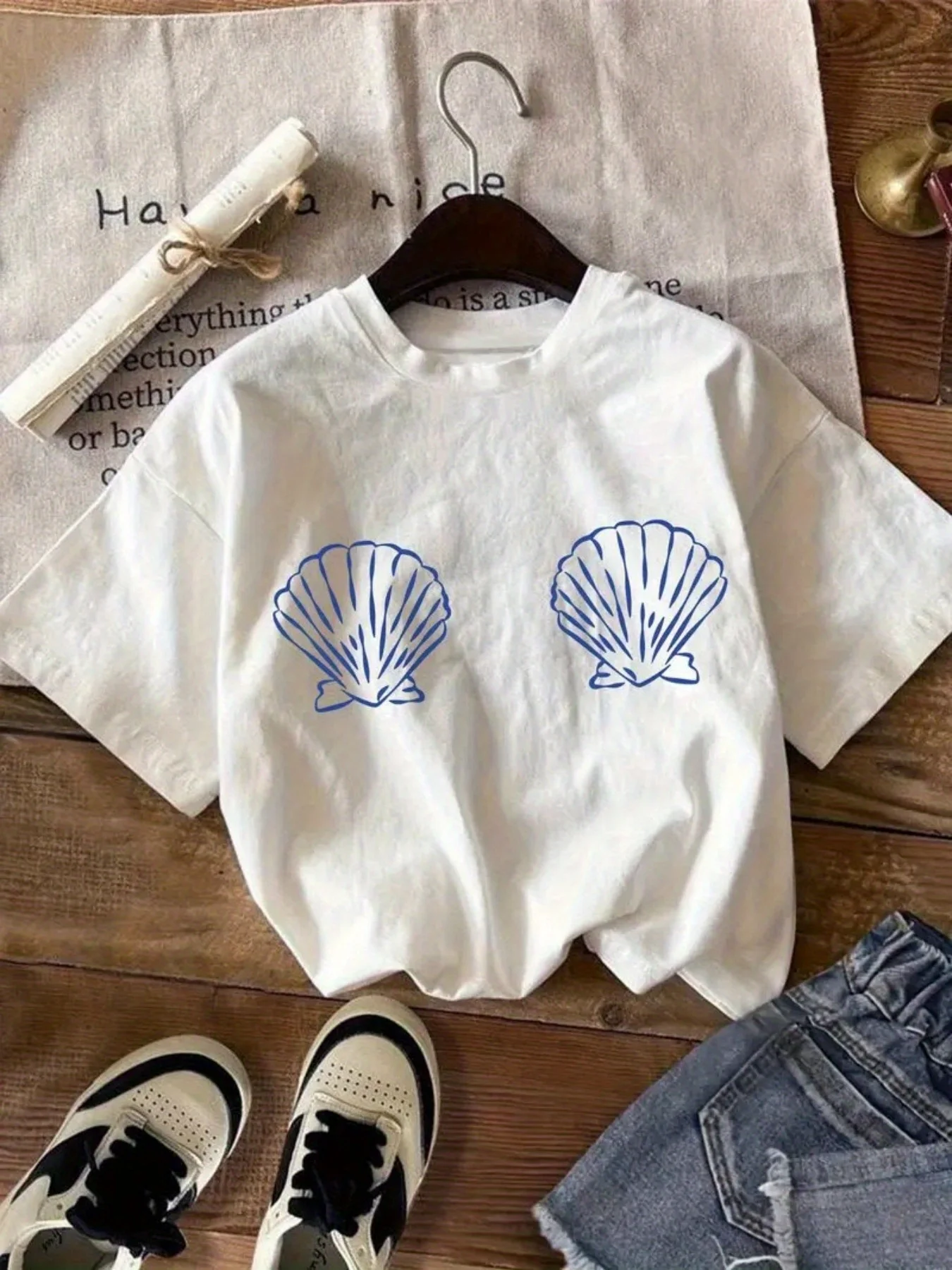

Women's White with Blue Geometric Seashell Print Round Neck Casual Beachwear Top Harajuku Short Sleeve Casual Aesthetic Clothes