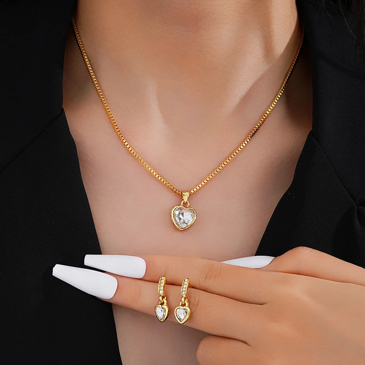 Trendiges Schmuckset mit Kristallherzanhängern für Damen, bestehend aus Ohrringen und einer Halskette, schlicht und zart, ideal für den täglichen Gebrauch und als Accessoire für Partys. – Detail 2