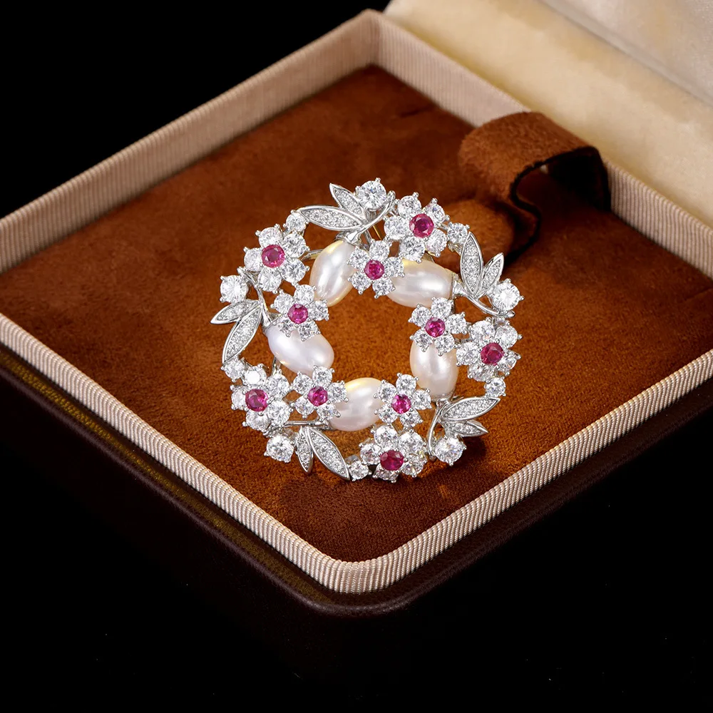 High-end red corundum garland brooch, exquisite and luxurious coat, elegant accessory