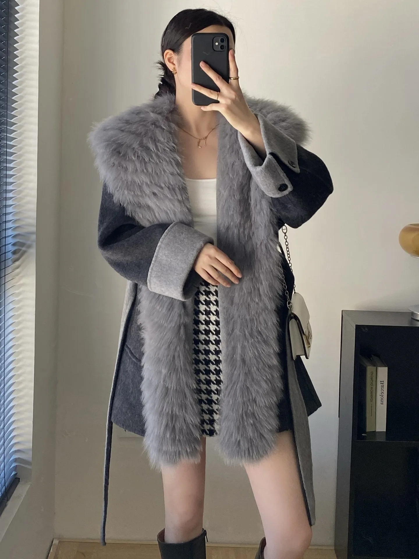 Il nuovo soprabito di lana double face di media lunghezza con cappuccio sul davanti e pelliccia di volpe di Jiuwei Family per l'autunno e l'inverno