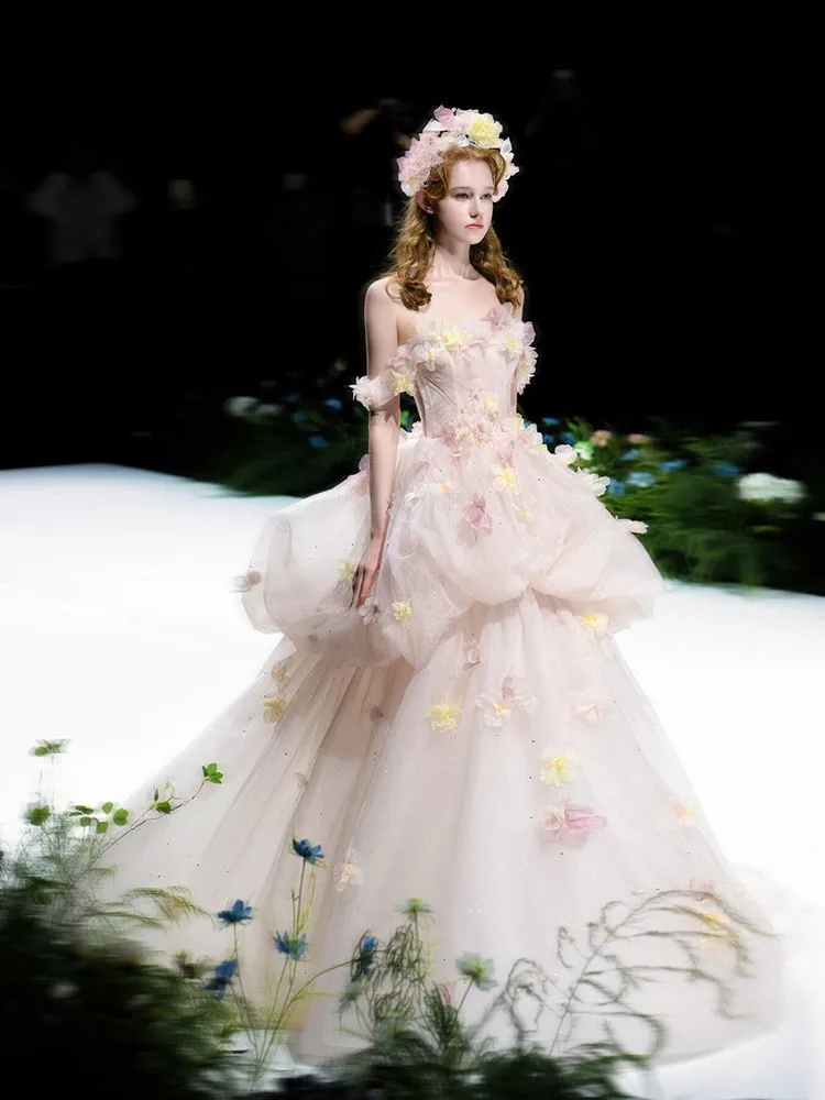 

Розовое свадебное платье на одно плечо с воздушной цветочной вуалью в мечтательном стиле, идеально для фотосессий в путешествиях.