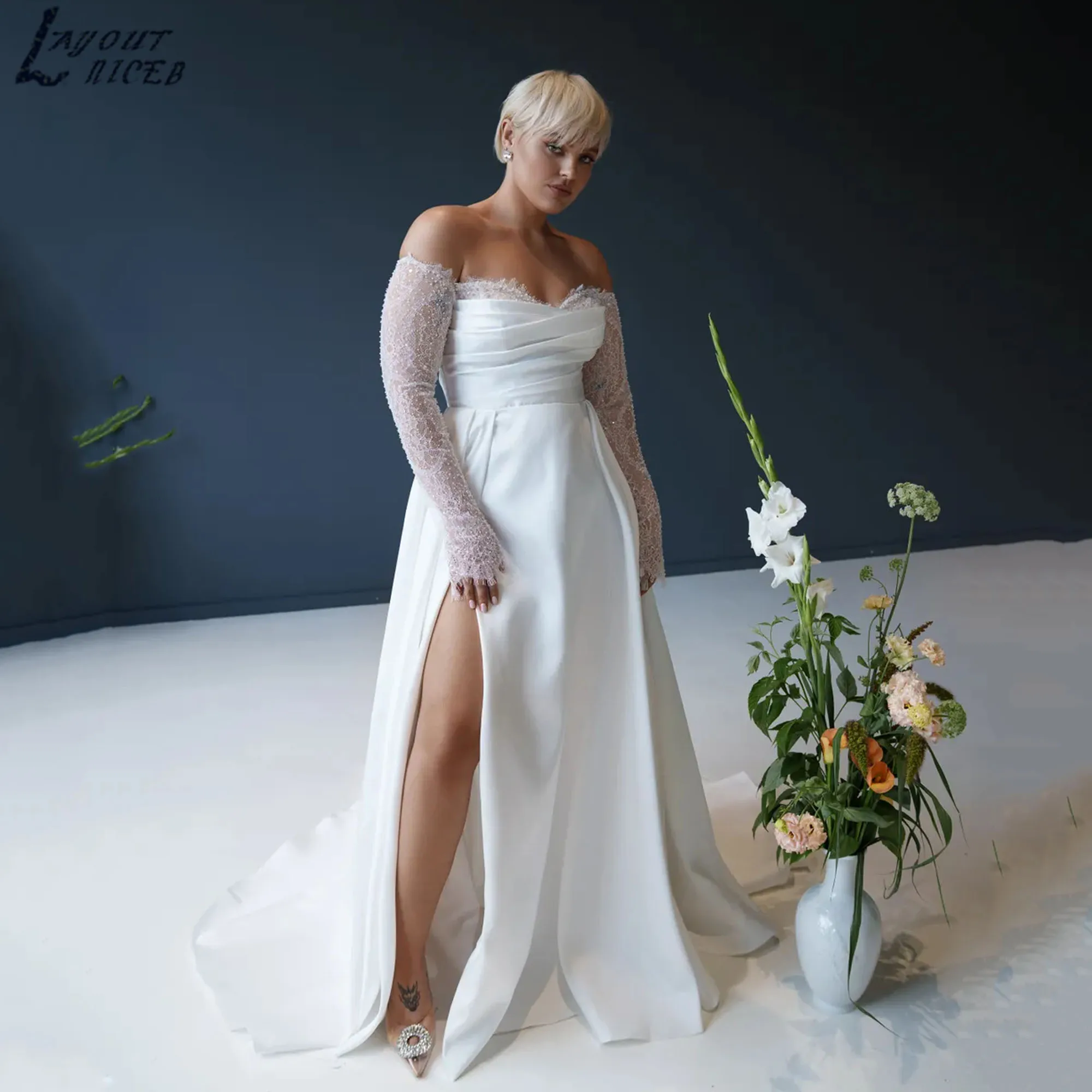 Aラインのウェディングドレス長袖サイドスリットサテンレースのブライダルドレスプラスサイズロマンチックなストラップレスvestidosデノビアカスタマイズ