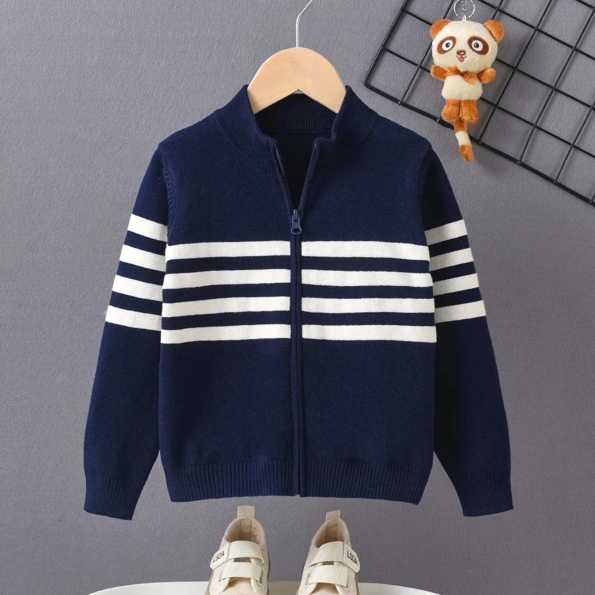 

Маленький полосатый свитер-кардиган в студенческом стиле для мальчиков, подходящий для школы весной, осенью и зимой.