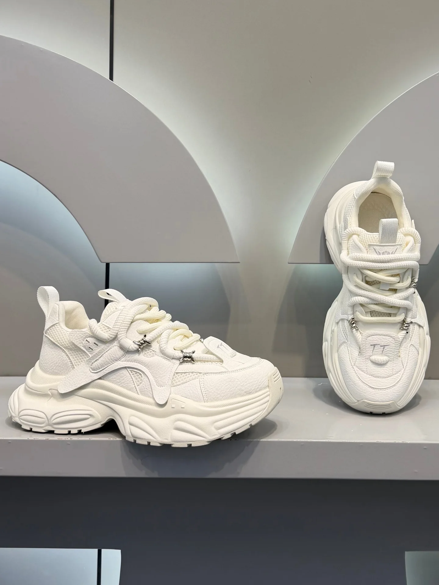 scarpe-da-uomo-trendy-primavera-estate-2026-nuove-scarpe-da-papa-con-fondo-spesso-in-rete-traspiranti-versatili-sportive-allacciate