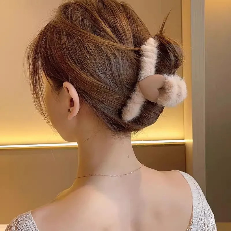 Winter Heart Plush Hair Claw Elegant Acrylic Hairpins Faux Fur Hair Clip Barrette Crab Headwear for Women Girls Hair Accessories