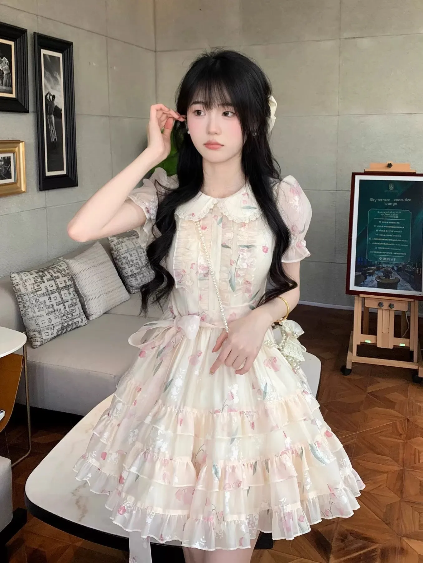 

Летнее женское платье с цветочным принтом, пышным воротником-куклой, коротким рукавом и многоярусной юбкой, из других материалов