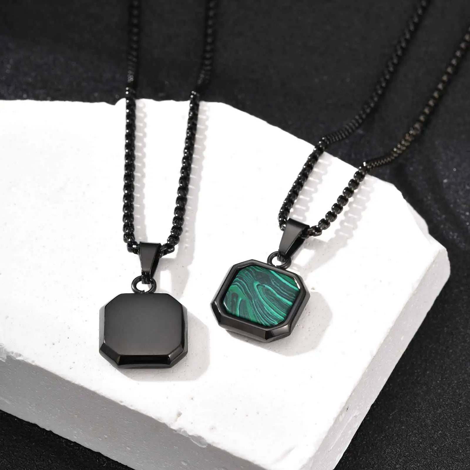 Trendige grüne quadratische Naturstein-Halskette für Männer, Edelstahl-Malachit-Anhänger-Halskette, minimalistische Geschenke für Ehemann und Papa – Detail 1
