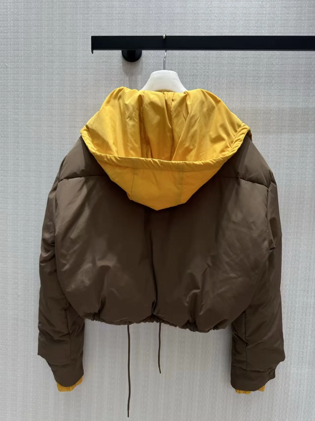 New autumn and winter fashion contrasting hooded drawstring hem short shoulder down jacket for women