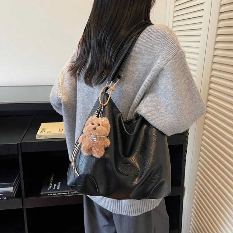 Tas Selempang Wanita Premium Berbahan Kulit Bermotif Bulan Menampilkan Tampilan Kasual Vintage Uruguay yang Rapi dan Ringan ​