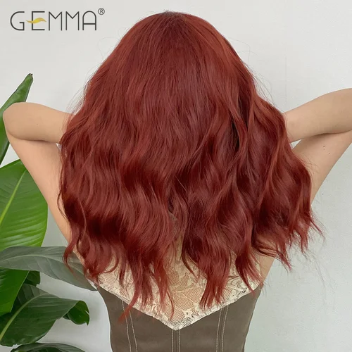 Imagen 2 del producto GEMMA peluca rizada marrón roja de longitud media con flequillo pelucas de pelo Natural ondulado Cosplay sintético para mujeres fibra resistente al calor para uso diario