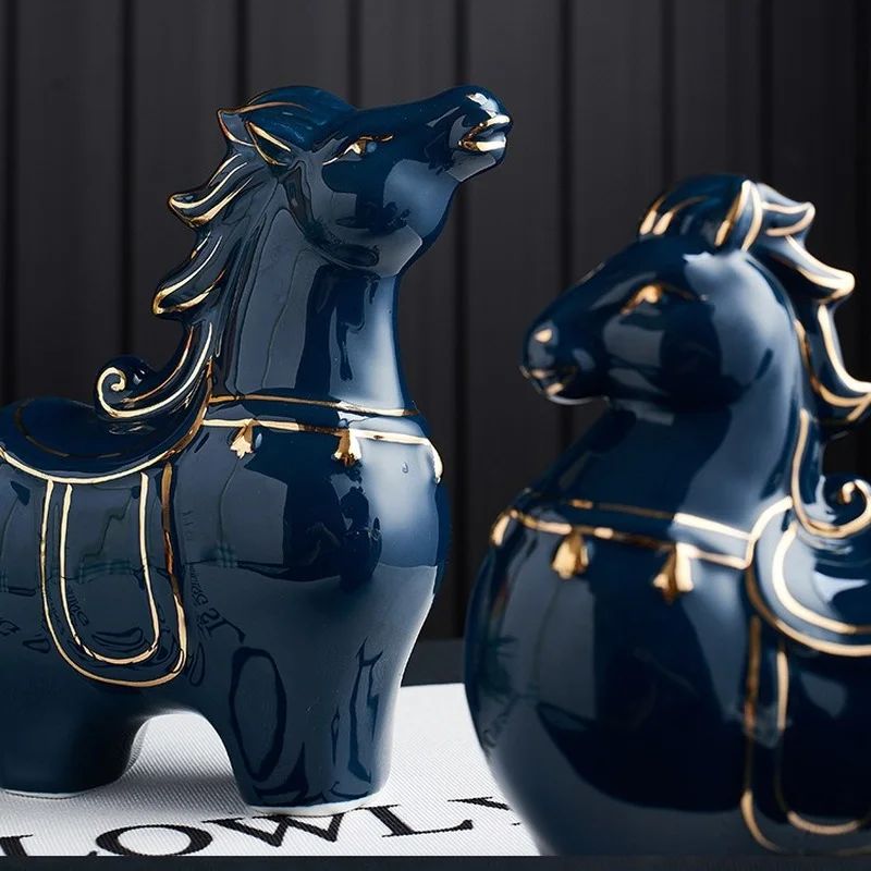 Imagem -03 - Ornamentos Cerâmicos Folheados a Ouro do Artesanato do Cavalo Escultura Animal dos Desenhos Animados Abstratos Porcelana do Europeu-estilo Obscuridade-azul Decoração Home