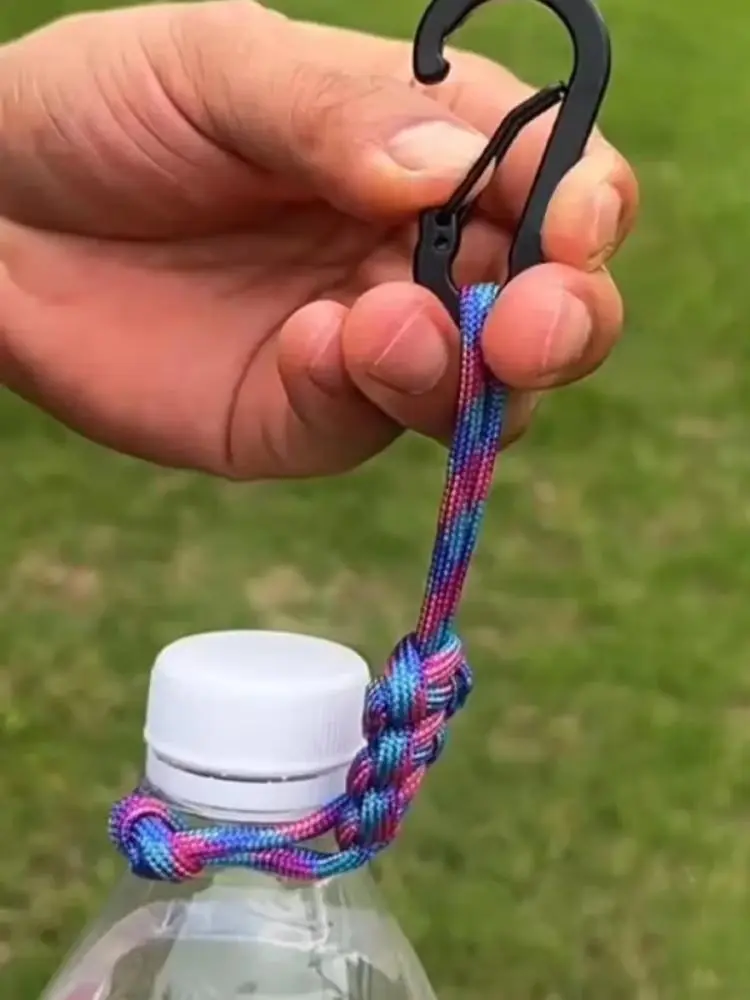 Multifunktionaler Outdoor-Paracord-Wasserflaschenhalter-Lanyard, tragbarer universeller Wasserflaschenriemen für Rucksack, Hut, Mineralwasser.