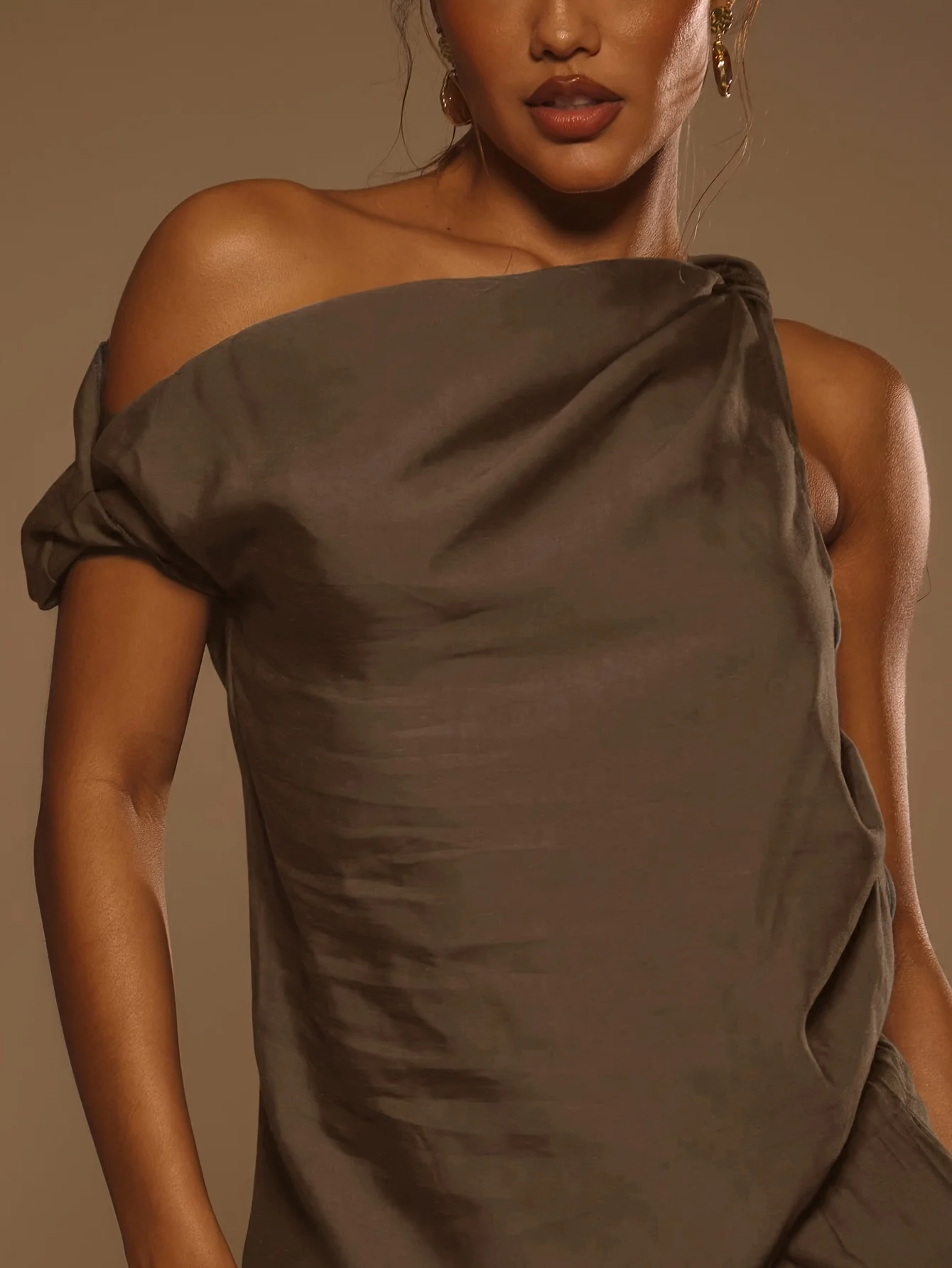 Damen Olivgrünes Satin-Oberteil mit Schulterfreiem Design und Knotendetail, Locker Geschnitten für Casual und Abendveranstaltungen