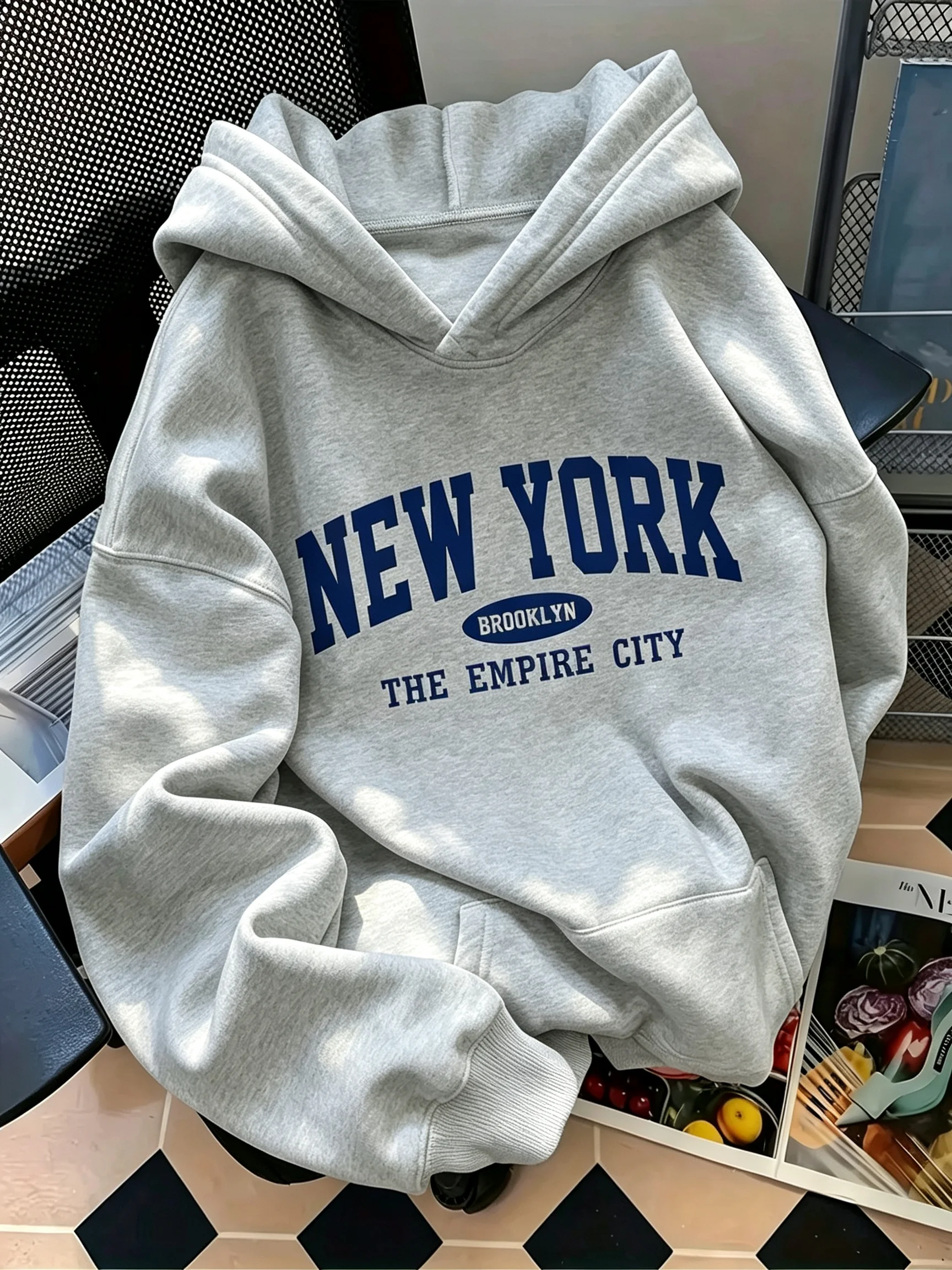 Damen-Hoodie mit lockerem Schnitt, Buchstaben- und geometrischem Muster, lässiger Streetwear-Pullover, langärmeliges Sweatshirt mit Kängurutasche für Damen. – Detail 17