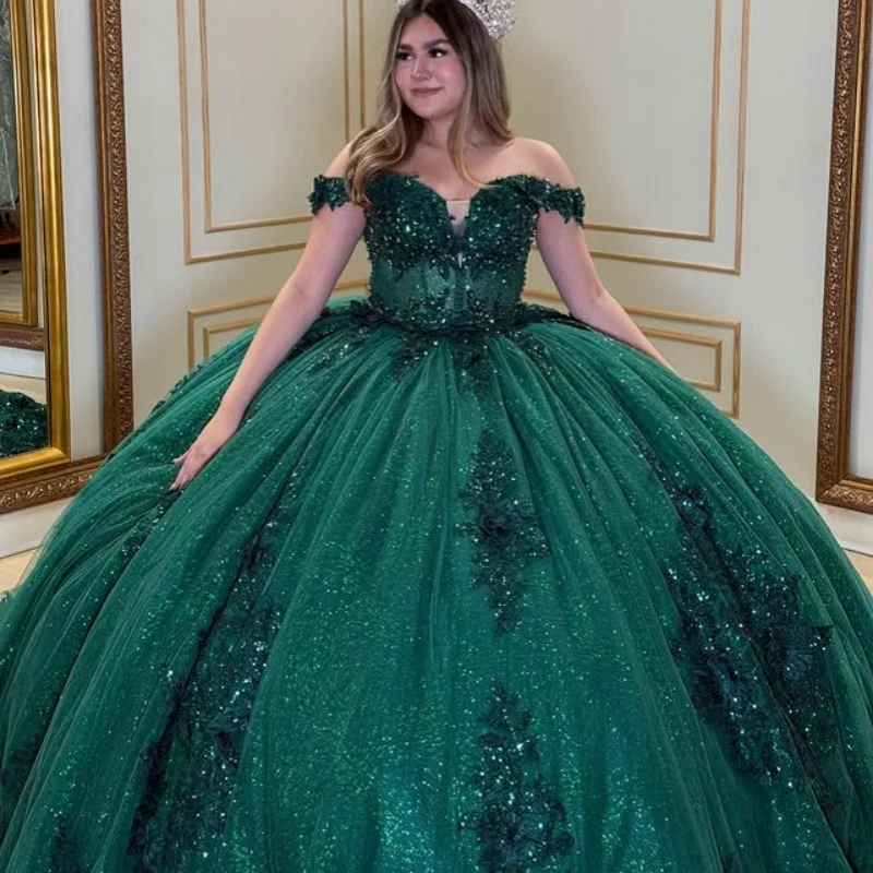 

Блестящее темно-зеленое платье Quinceanera с открытыми плечами и кристаллами 3D цветок, блестящая наклейка, длинный хвост, платья de 15, Quinceanera ﻿ Настроить
