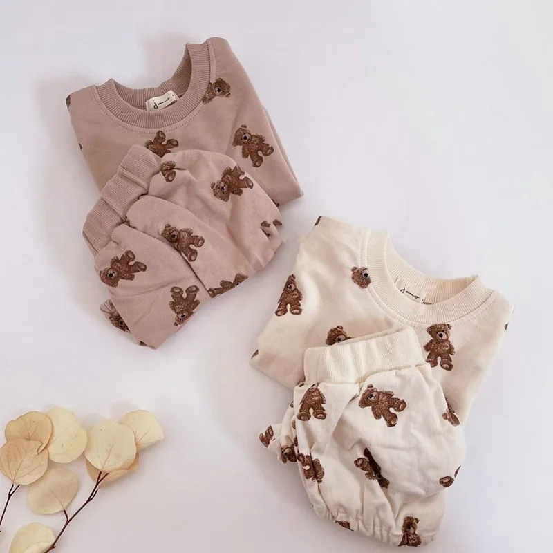 

Детские костюмы с милым мультяшным принтом, свитшот с длинными рукавами и милым медведем + шорты, весенние комплекты одежды для малышей из 2 предметов