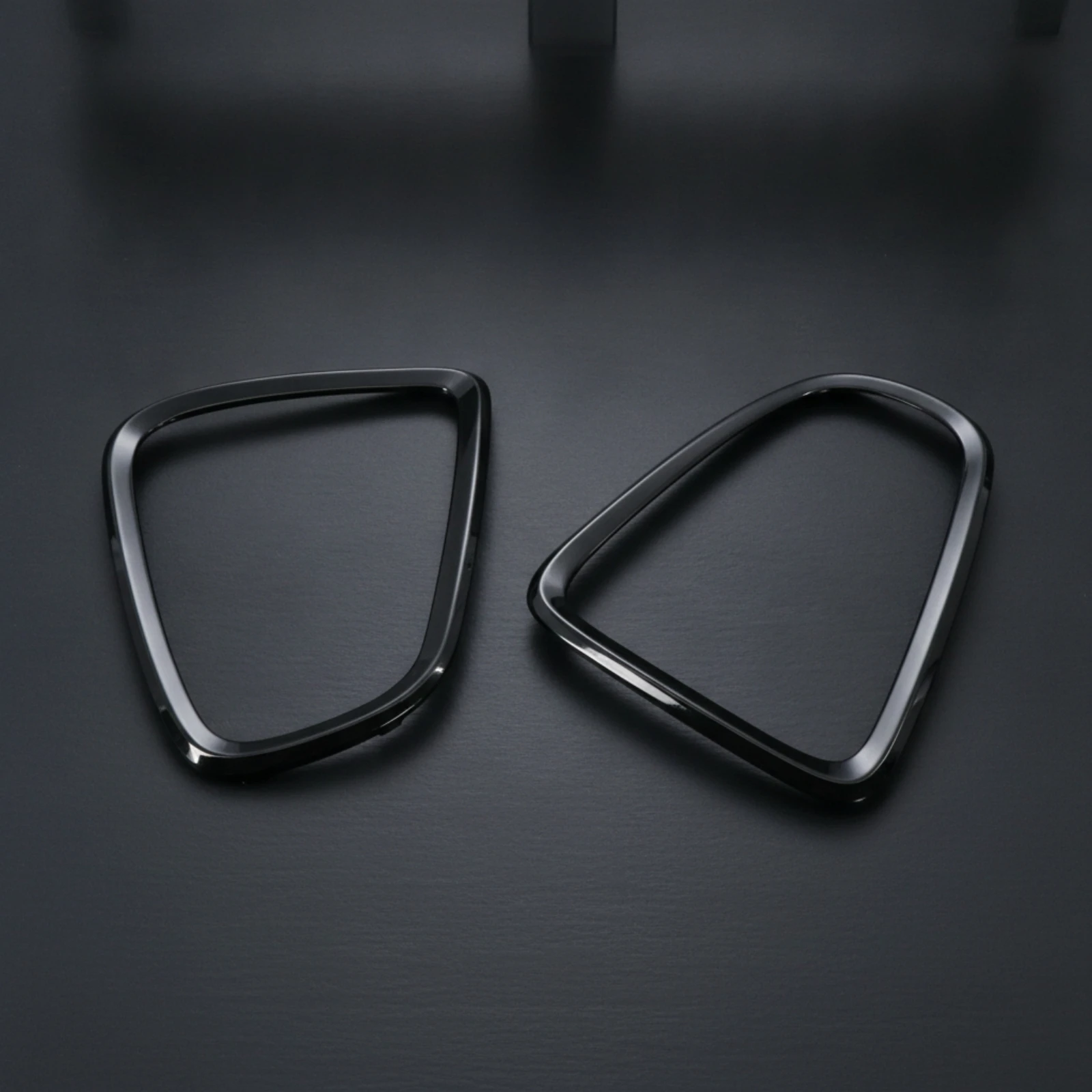 Rear Tail-Light Trim Frame with Mounting Tabs Non-Destructive Installation Tail-Light Trim Frame Taillight Bezel Long-Lasting