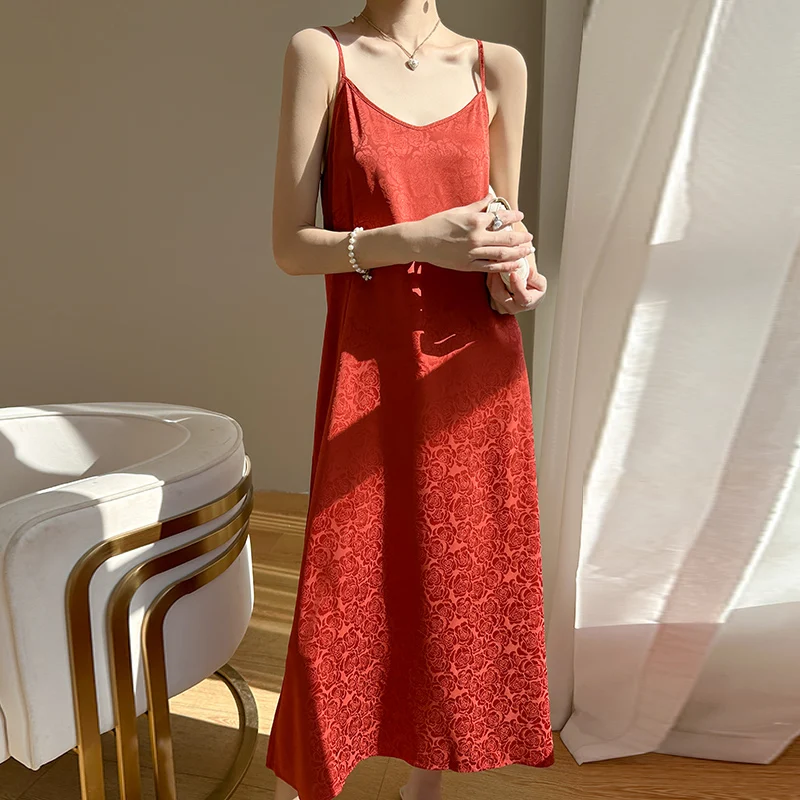 Długa satynowa sukienka damska na lato, luźny krój, dekolt w serek, linia A, zwiewny styl, wysoka jakość, elegancka, casual chic.