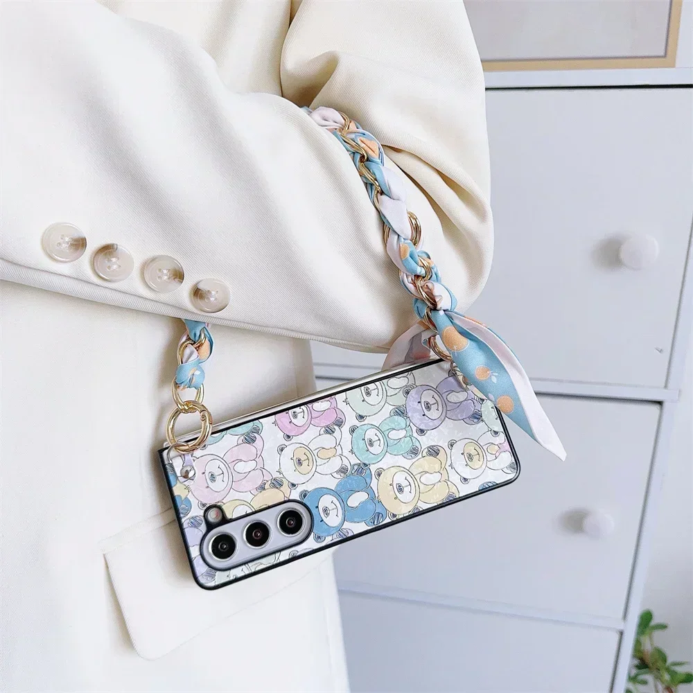 Etui na telefon Samsung Galaxy Z Fold 7 6 5 4 3 5G z twardą obudową, wykonane ze skóry PU z motywem uroczego misia, w stylu torebki z szalikiem i łańcuszkiem na nadgarstek.