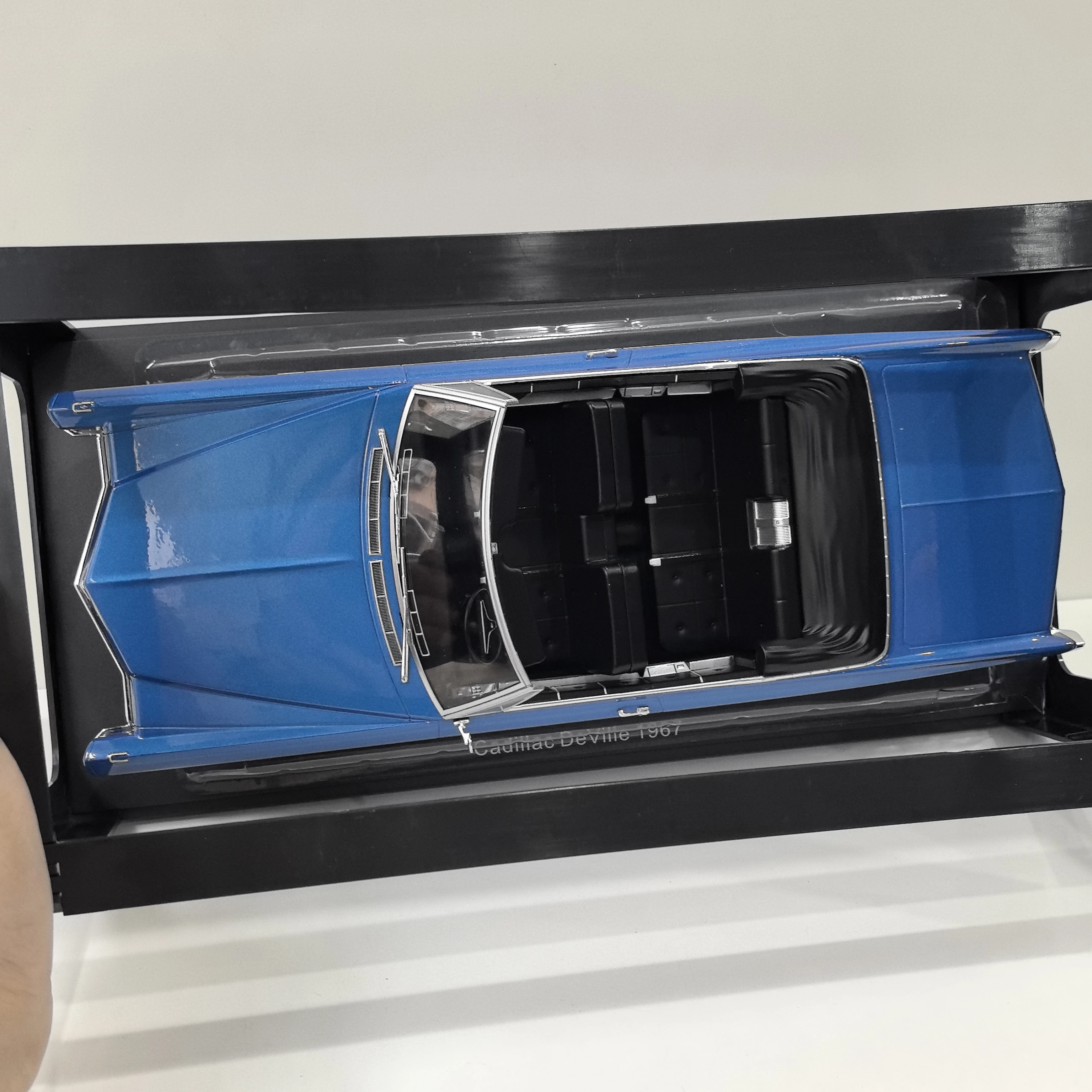 Model Cadillac Deville 1967 w skali 1/18, wykonany odlewniczo, kolekcjonerski model samochodu ze stopu, zabawka, prezent, pamiątka, ozdoba do ekspozycji.