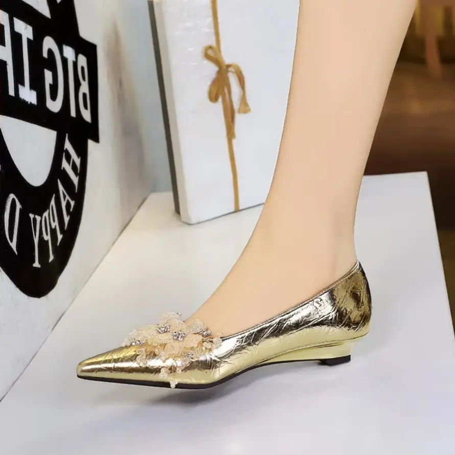 

Обувь BIGTREE, женская обувь на танкетке с металлическими украшениями, свадебная обувь со стразами, женская обувь на низком каблуке с острым носком, роскошная модная обувь для банкета