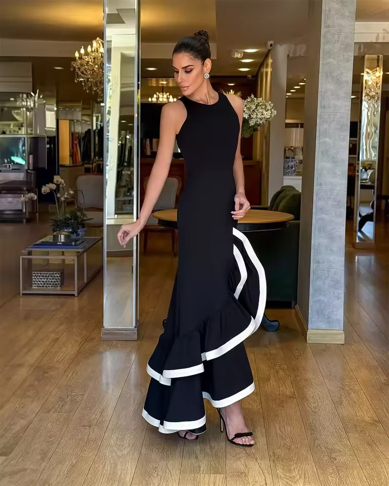 فستان حفلة موسيقية مخصص من الساتان الأسود بدون حمالات بقصة ضيقة فستان المشاهير فساتين سهرة أنيقة ذات طبقات للحفلات الرسمية