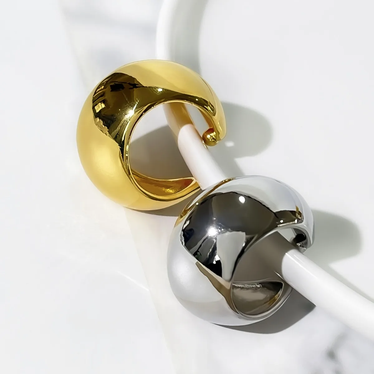 Punk No Piercing Metal Smooth Hollow Chunky Ear Clips Earrings for Women Men Trendy Thick Cartilage Cuff Earrings Jewelry Gifts