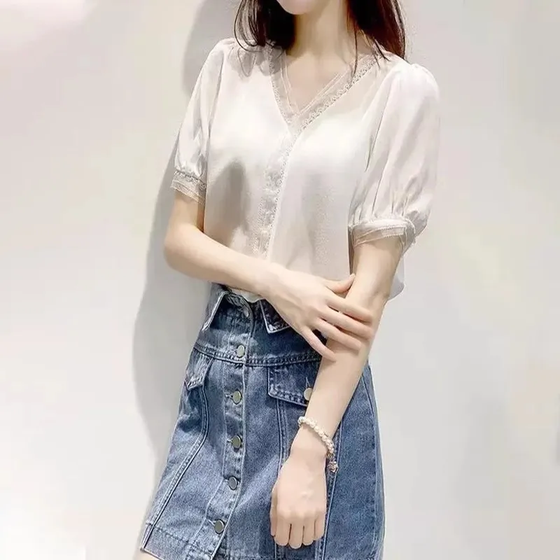 เสื้อเชิ้ตผ้าไหมคอวี แขนสั้น สไตล์ลำลองสำหรับผู้หญิง ใส่ได้ทั้งฤดูใบไม้ผลิและฤดูร้อน ทรงหลวม ติดกระดุม สีพื้น เหมาะสำหรับใส่ทำงาน