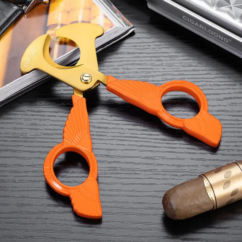

Роскошный подарочный набор ножниц для сигар — широкая ручка, гладкий крой и кожаный чехол в комплекте