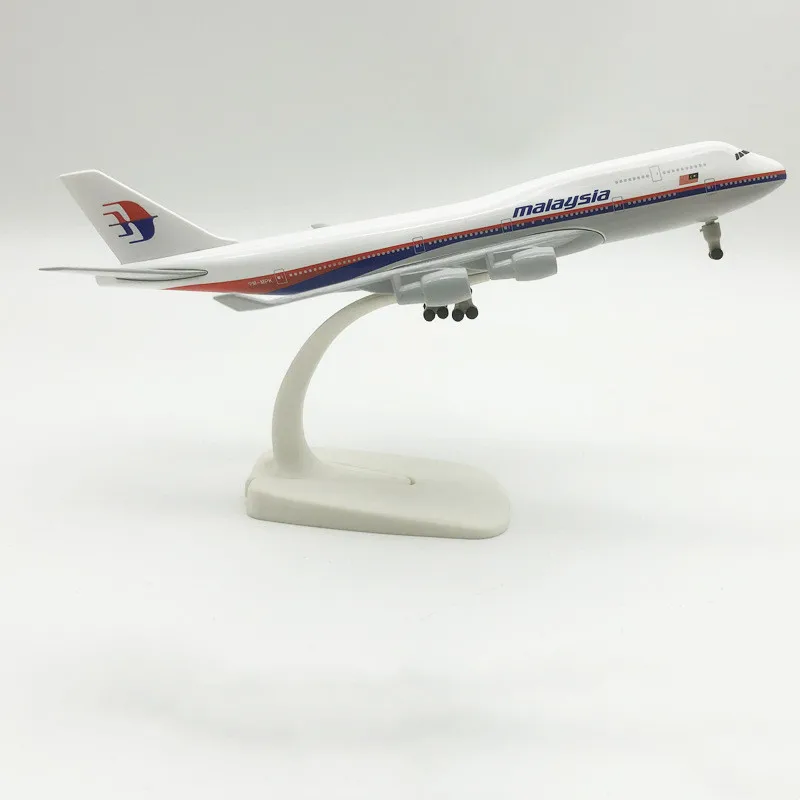 20cm Air Malaysia Airlines Boeing 747 B747 Airways Alloy Metal Airplane Model Diecast Air Plane Model &Wheels Aircraft Aeroplane