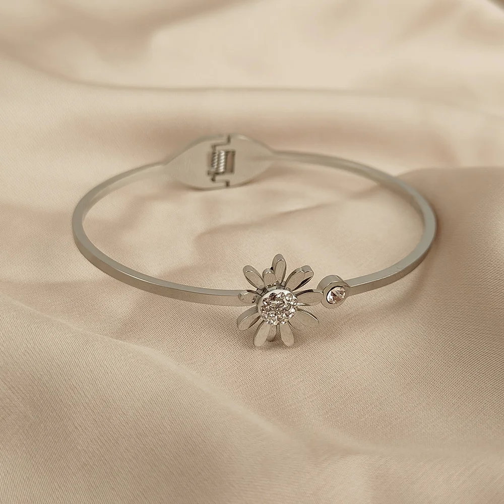 

Floral daisy design, central diamond embellishment, stylish stainless steel 18k gold plating - bracelet, gift for girlfriend