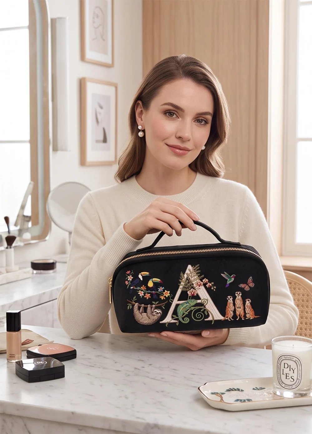 Samt-Kosmetiktasche für Damen, luxuriöser Make-up-Organizer, Kosmetik-Aufbewahrungsbeutel, Imitationsstickerei, Buchstabenmuster. – Detail 6