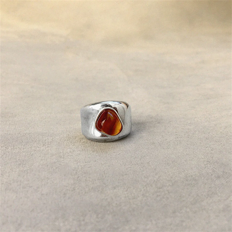 Anello di rubino intarsiato irregolare unico francese per accessori di gioielli semplici di fascia alta di nicchia di lusso leggero di moda femminile