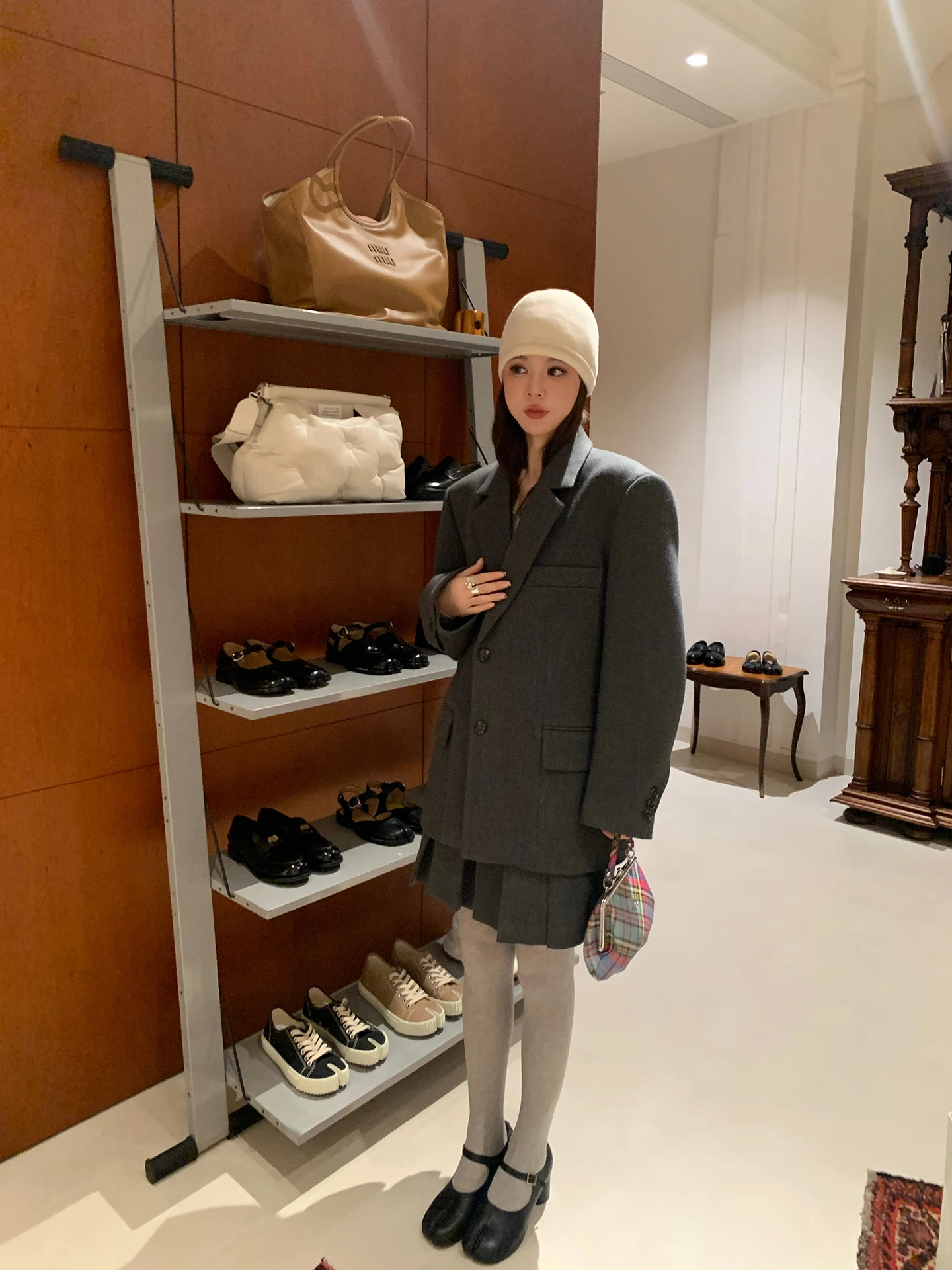 

Шерстяной костюм Le Rouge: пиджак и плиссированная юбка из высококачественной ткани, прямой крой, длинные рукава, на одной пуговице