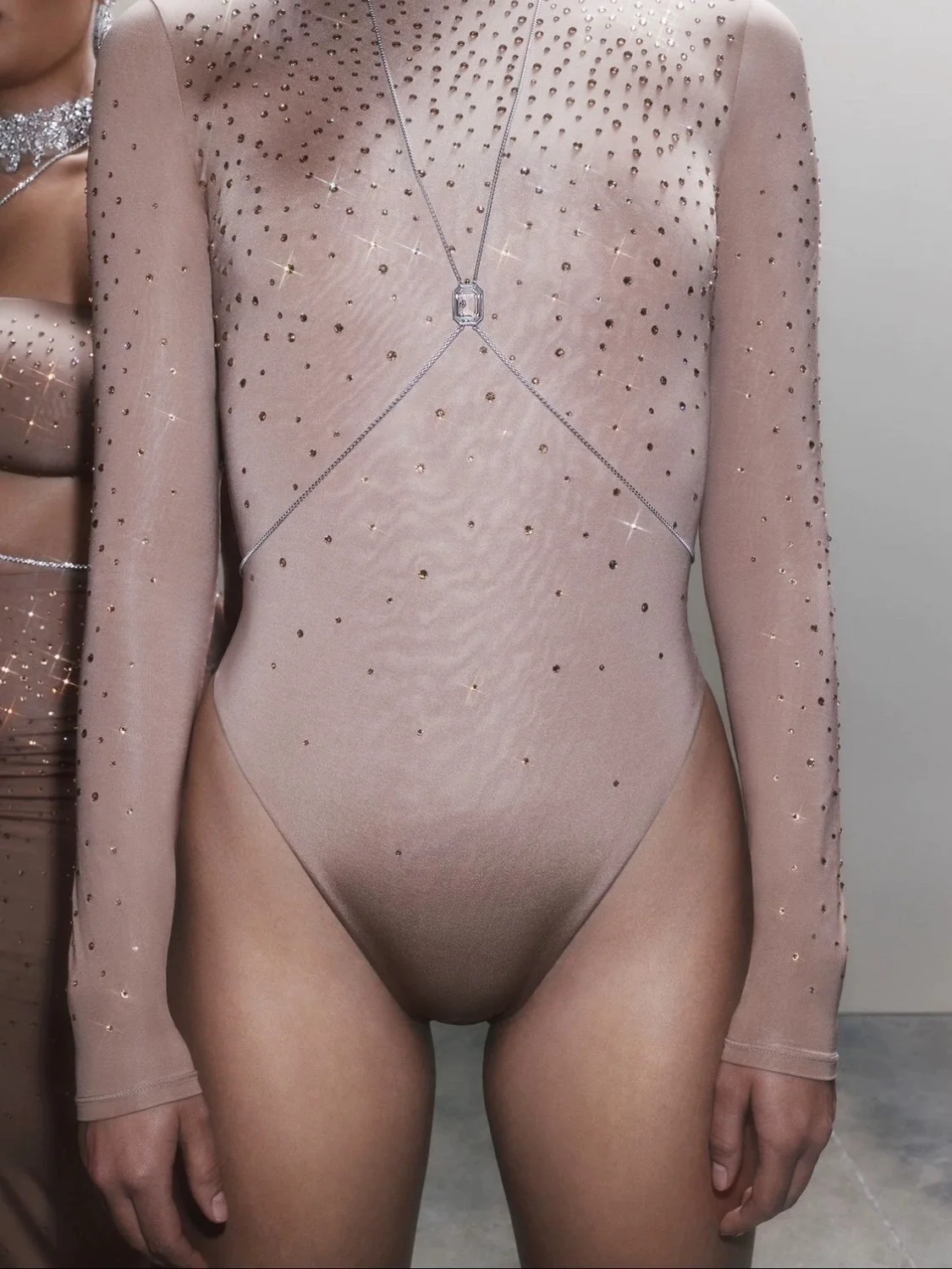 IAMUBABA Kardaian Jennie T-shirt lunga attillata Sve Tutina Glitter Strato base Faion da donna Primavera 2024