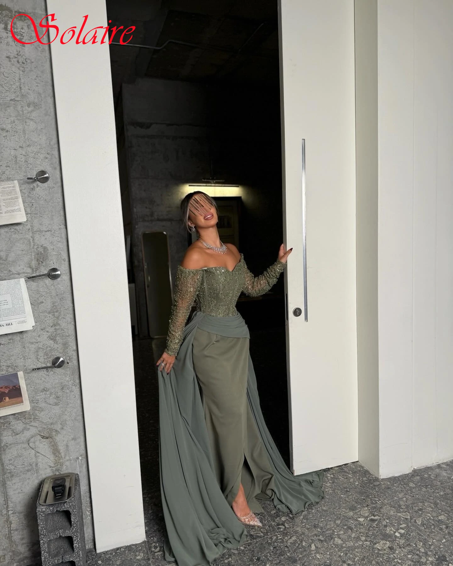 ชุดราตรีคอตรงแบบเรียบหรู แขนสั้น ดีไซน์พิเศษ งานตัดเย็บคุณภาพสูง สำหรับโอกาสพิเศษ ชุดออกงานแฟชั่นสุดประณีต