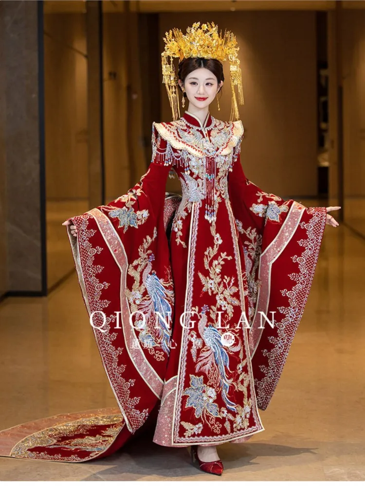A wears fishtail wedding dress dragon and phoenix gown Chinese-style with trailing tail