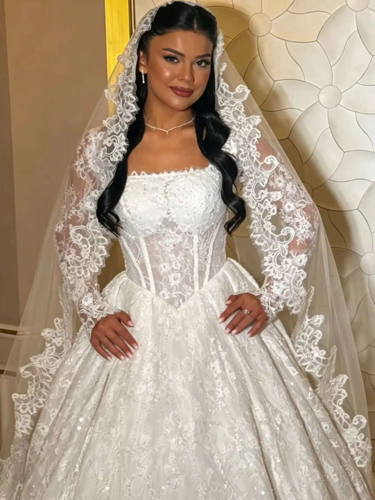 Elegantes Ballkleid mit quadratischem Ausschnitt, transparentem Mesh und langen Ärmeln, Spitze, enges Korsett, glänzendes Hochzeitskleid, Brautkleid für die Kirche, maßgeschneidert