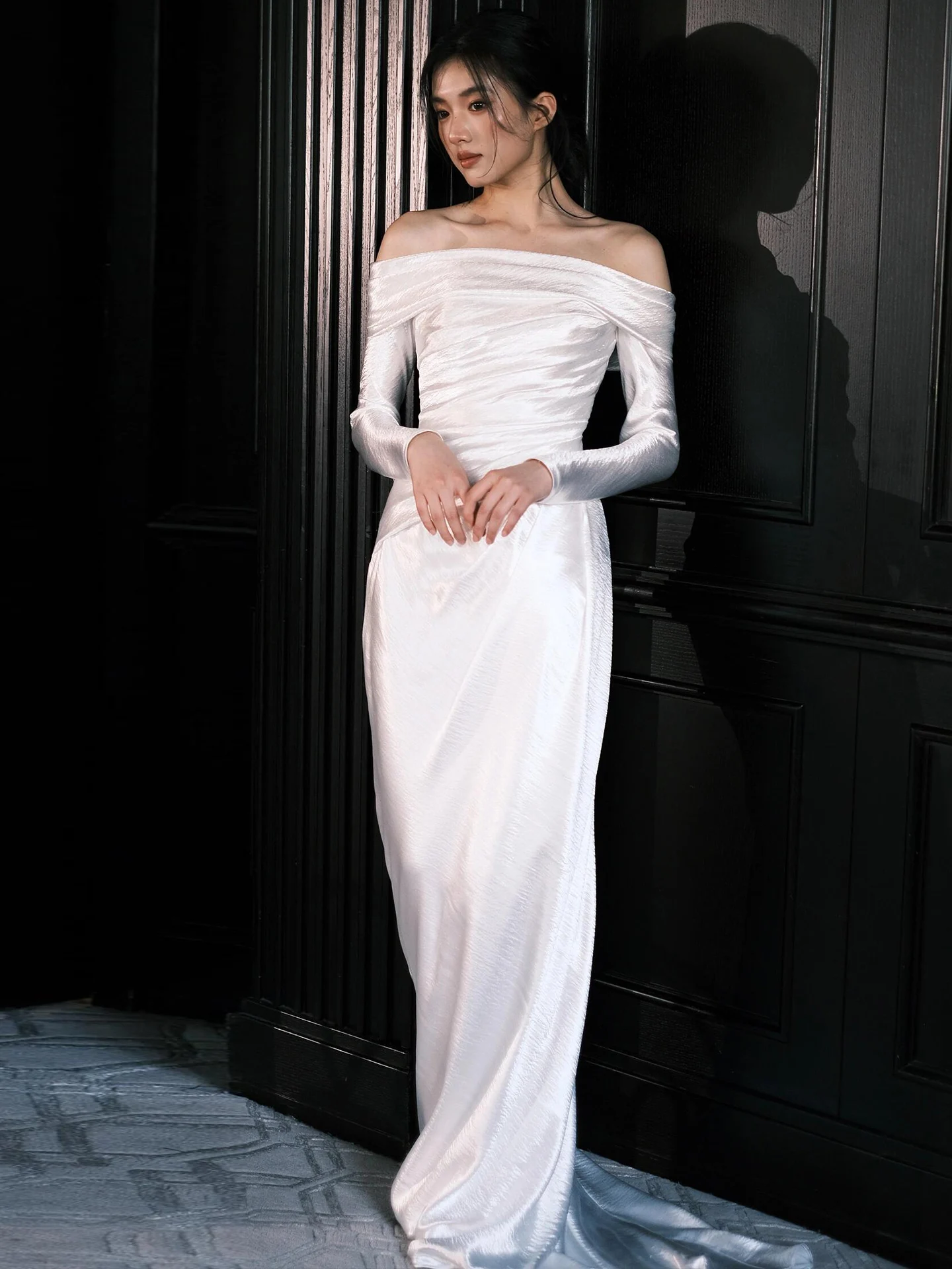 

Элегантное свадебное платье с одним рукавом и открытым плечом из легкого атласа, простое, белое, фасон «рыбий хвост», для церемонии встречи гостей