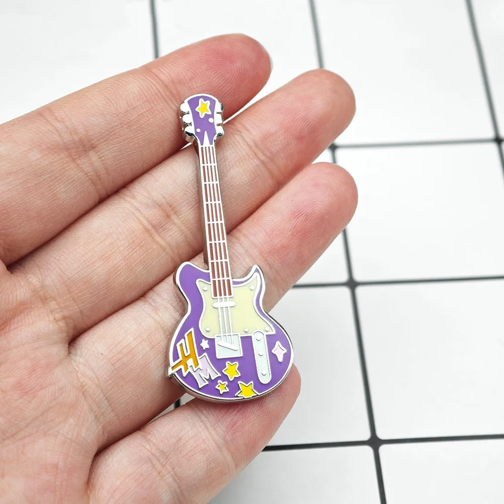 Hannah Montana Lila E-Gitarren-Emaille-Pin Sternmuster Metallbrosche Anstecknadel TV-Serien-Fan-Sammlerstück Musikliebhaber-Geschenk – Detail 4